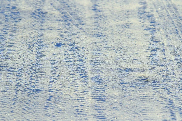 Reifenspuren Schnee Einem Strahlend Sonnigen Tag Das Konzept Der Schneeräumung — Stockfoto