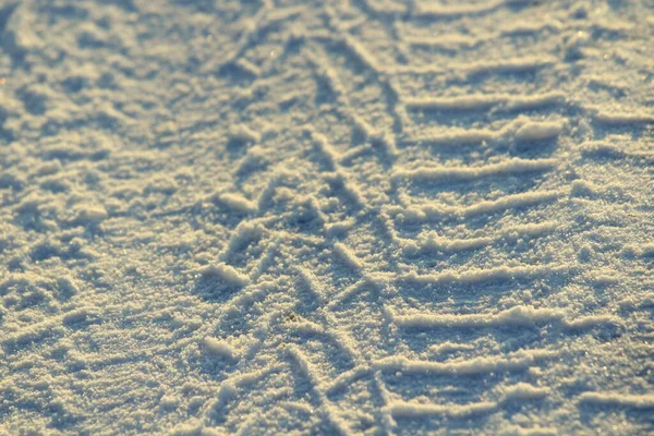 晴れた日には雪の中にタイヤの跡が残っていた 雪の除去 スキー場 アクティブな冬の休暇の概念 テキストとデザインのための空のスペースとストックフォト — ストック写真