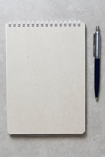 Весенний Ноутбук Листом Бумаги Шариковой Ручкой Светло Сером Бетонном Фоне — стоковое фото