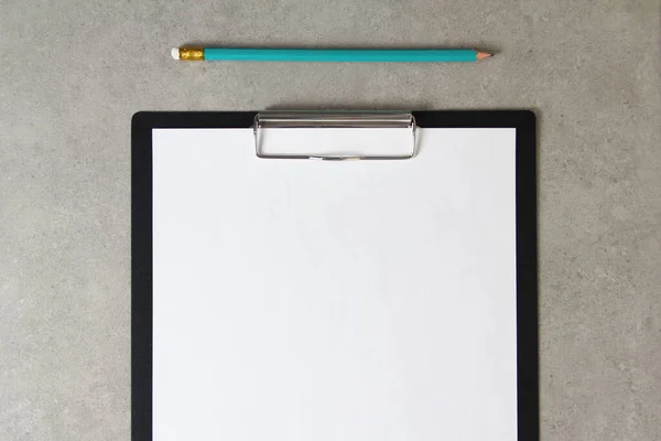 Sablon Fehér Papír Egyszerű Ceruza Világosszürke Beton Háttér Egy Fekete — Stock Fotó