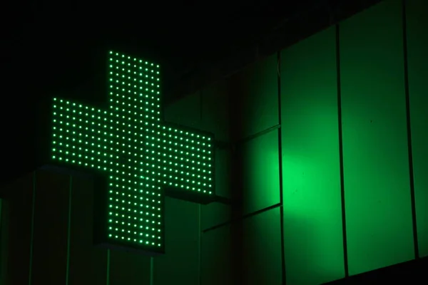 Brillante Cruz Píxeles Lámparas Led Sobre Fondo Negro Cruz Verde — Foto de Stock