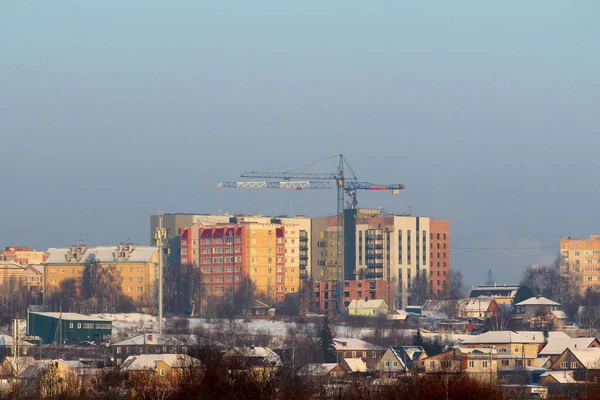 Nowe Nowoczesne Wielopiętrowe Domy Tle Małych Domów Wiejskich Naturalnym Krajobrazie — Zdjęcie stockowe