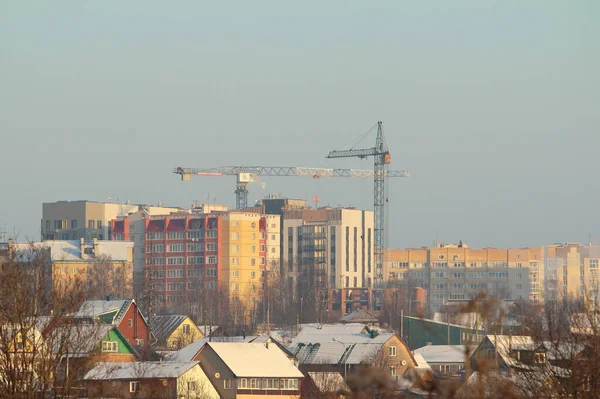 Neue Moderne Mehrstöckige Häuser Vor Der Kulisse Kleiner Dorfhäuser Einer — Stockfoto