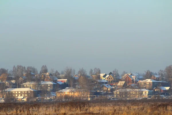 Eleganta Flerfärgade Trähus Naturlig Landsbygd Klar Vinterdag Festligt Vinterhumör Lagerfoto — Stockfoto