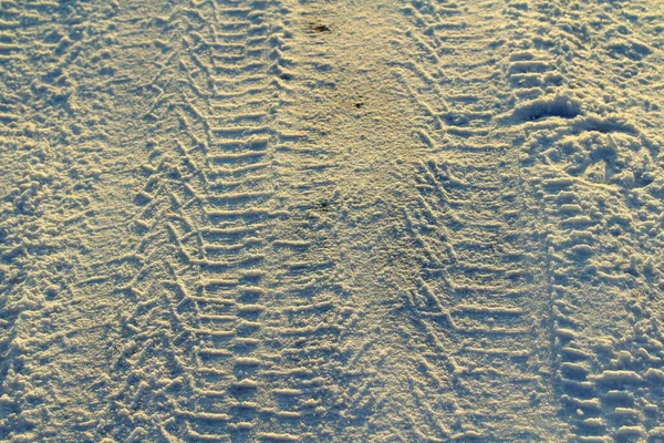 Reifenspuren Schnee Einem Strahlend Sonnigen Tag Das Konzept Der Schneeräumung — Stockfoto