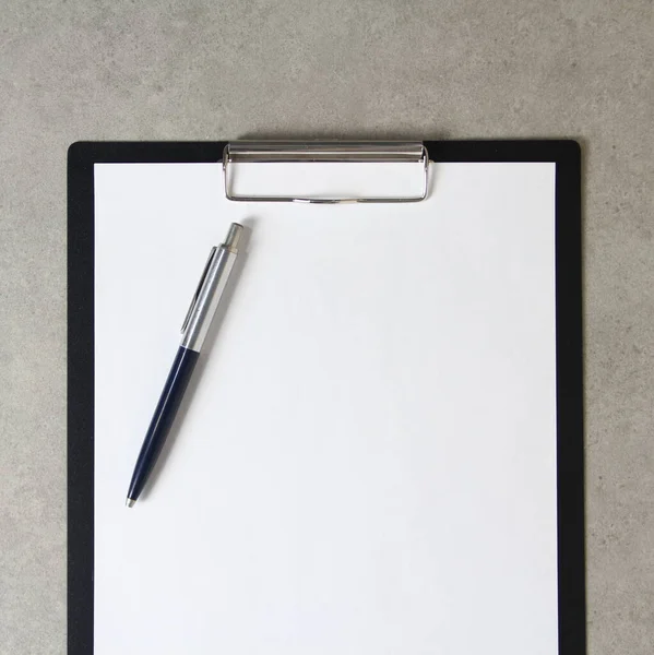 Szablon Białego Papieru Długopisem Jasnoszare Betonowe Tło Czarnej Tabletce Klipsem — Zdjęcie stockowe
