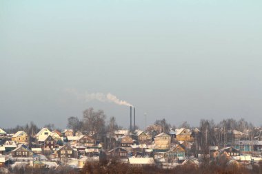 Doğal bir kırsal alanda çok renkli ahşap evler, açık bir kış günü. Neşeli kış havası. Metin ve tasarım için boş alanı olan stok fotoğrafı.