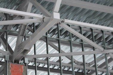 Eski bir çelik çelik çiftliği. Çerçeve tipi endüstriyel yapının metal yapısı. Hafif metal çerçeve yapısı. Yüksek kalite fotoğraf