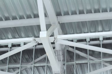 Eski bir çelik çelik çiftliği. Çerçeve tipi endüstriyel yapının metal yapısı. Hafif metal çerçeve yapısı. Yüksek kalite fotoğraf