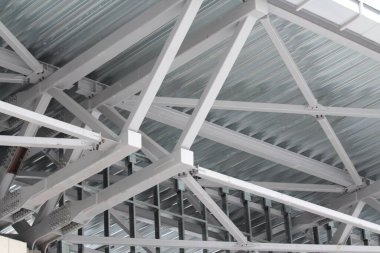 Eski bir çelik çelik çiftliği. Çerçeve tipi endüstriyel yapının metal yapısı. Hafif metal çerçeve yapısı. Yüksek kalite fotoğraf