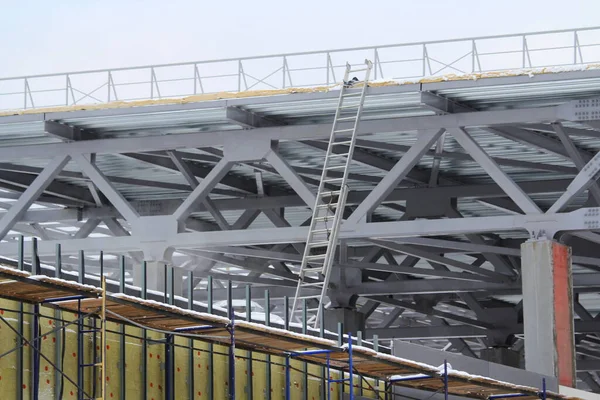 Eine Alte Stahlmetallfarm Struktur Der Metallkonstruktion Des Industriebaus Mit Rahmen — Stockfoto