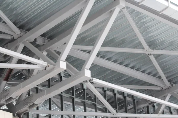 Eski bir çelik çelik çiftliği. Çerçeve tipi endüstriyel yapının metal yapısı. Hafif metal çerçeve yapısı. Yüksek kalite fotoğraf