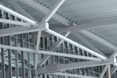 Eski bir çelik çelik çiftliği. Çerçeve tipi endüstriyel yapının metal yapısı. Hafif metal çerçeve yapısı. Yüksek kalite fotoğraf