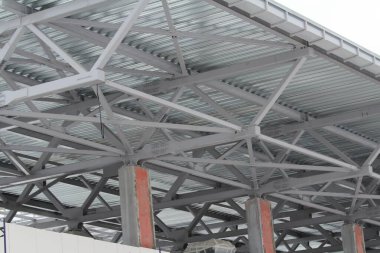 Eski bir çelik çelik çiftliği. Çerçeve tipi endüstriyel yapının metal yapısı. Hafif metal çerçeve yapısı. Yüksek kalite fotoğraf