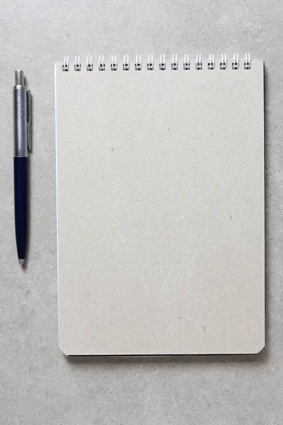 Caderno Molas Com Uma Folha Papel Artesanal Com Uma Caneta — Fotografia de Stock