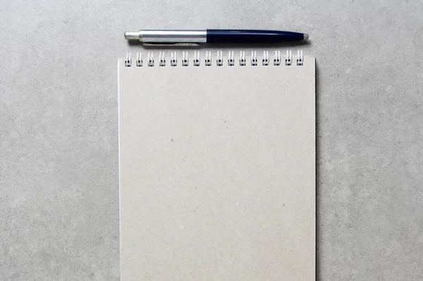 Cuaderno Primavera Con Una Hoja Papel Artesanal Con Bolígrafo Sobre —  Fotos de Stock
