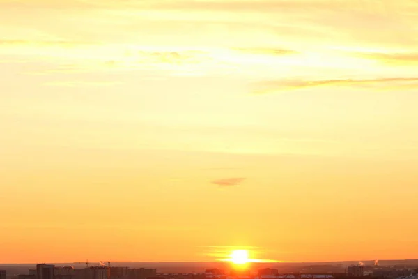 Ufkun Altında Güneş Gün Batımında Veya Şafakta Güneşin Aydınlattığı Ateşli — Stok fotoğraf