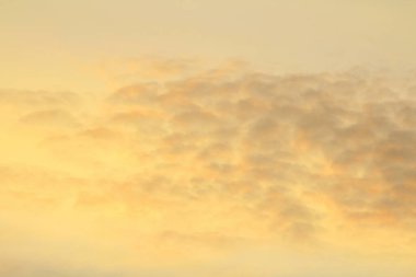 Ufkun altında güneş ve gün batımında veya şafakta güneşin aydınlattığı ateşli turuncu gökyüzünde bulutlar. Metin ve tasarım için yer.