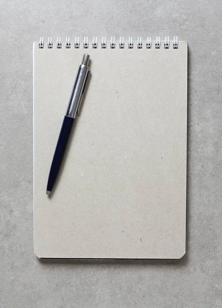 Ένα Τετράδιο Άνοιξη Ένα Φύλλο Χαρτί Χειροτεχνίας Στυλό Διαρκείας Ανοιχτό — Φωτογραφία Αρχείου