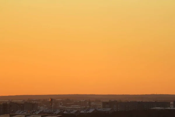 Zon Onder Horizon Wolken Aan Vurige Dramatische Oranje Hemel Bij — Stockfoto