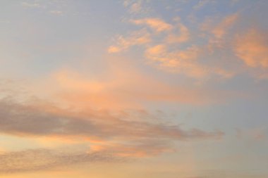 Pembe bulutlar güneşin doğuşuyla ya da batışıyla aydınlanır. Akşam veya sabah dramatik bir gökyüzü.