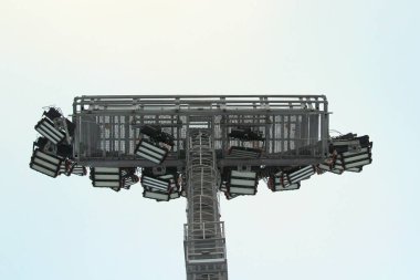 Mavi gökyüzü arka planındaki bir stadyumdaki spot ışığı, gün ışığı, yakın çekim. Metin ve tasarım için boş alanı olan stok fotoğrafı.