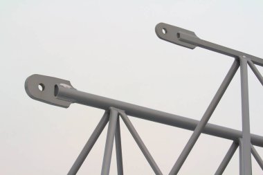 İnşaat vinci için yedek parça, gri arkaplan üzerinde gri metal yapılar metin ve tasarım için boş alan ile Stok fotoğrafı. 