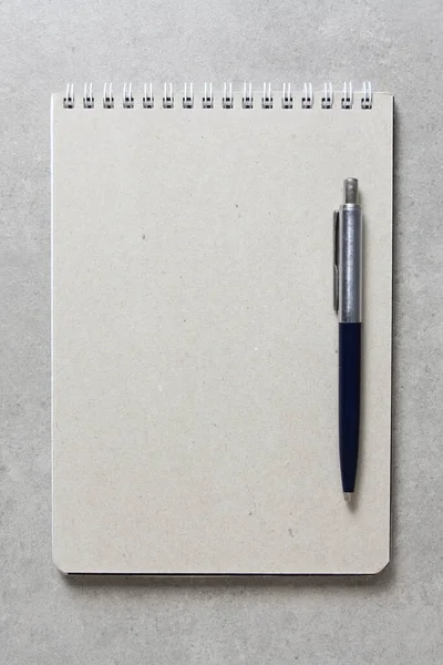 一个春天的笔记本与一张手工纸A5与圆珠笔的浅灰混凝土背景 新概念 业务计划和战略 内容的开发和实施 空白的文字空间 — 图库照片