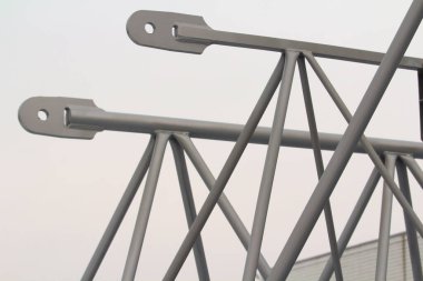 İnşaat vinci için yedek parça, gri arkaplan üzerinde gri metal yapılar metin ve tasarım için boş alan ile Stok fotoğrafı. 