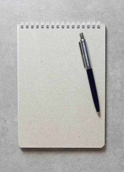 Ένα Τετράδιο Άνοιξη Ένα Φύλλο Χαρτί Χειροτεχνίας Στυλό Διαρκείας Ανοιχτό — Φωτογραφία Αρχείου