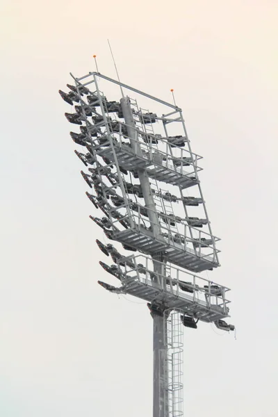 Spotlight Sportovním Stadionu Pozadí Modré Oblohy Denní Světlo Detailní Záběr — Stock fotografie