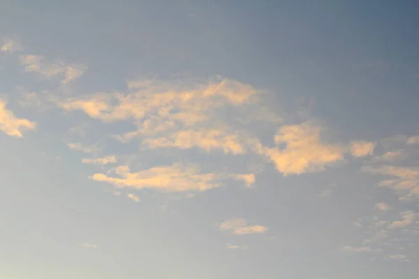 夜明けや日没時に太陽に照らされたピンクの雲 夕方または朝の劇的な空 — ストック写真