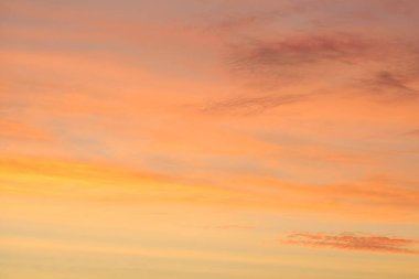 Ufkun altında güneş ve gün batımında veya şafakta güneşin aydınlattığı ateşli turuncu gökyüzünde bulutlar. Metin ve tasarım için yer.