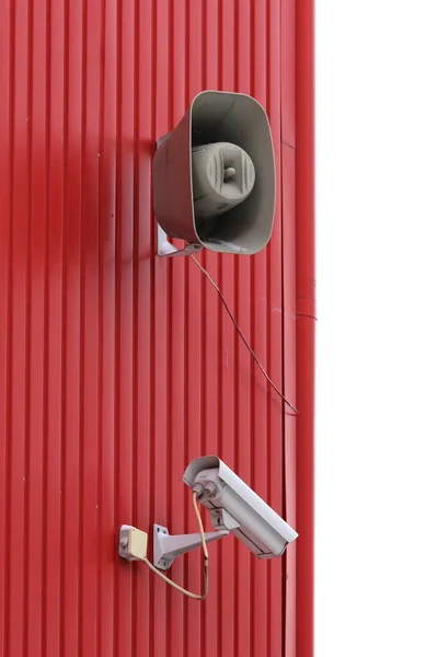 監視カメラの家の赤いタイル張りの壁にマウントされます セキュリティコンセプト 追跡システム 監視と制御 テキストのための空のスペースでウェブと印刷のための写真 — ストック写真