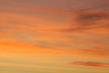 Ufkun altında güneş ve gün batımında veya şafakta güneşin aydınlattığı ateşli turuncu gökyüzünde bulutlar. Metin ve tasarım için yer.
