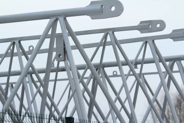 İnşaat vinci için yedek parça, gri arkaplan üzerinde gri metal yapılar metin ve tasarım için boş alan ile Stok fotoğrafı. 