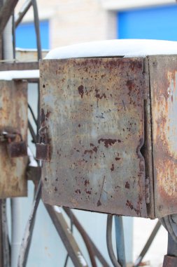 Kablolar, ekipmanlar, aletler ve endüstriyel arka planlar için eski metal paslı kutu. Metin ve tasarım için boş alanı olan stok fotoğrafı.