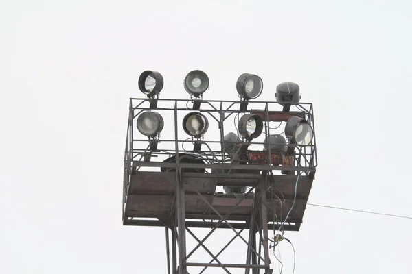 Metalen Constructie Met Spots Bovenop Wolkenlucht Achtergrond Stockfoto Met Lege — Stockfoto