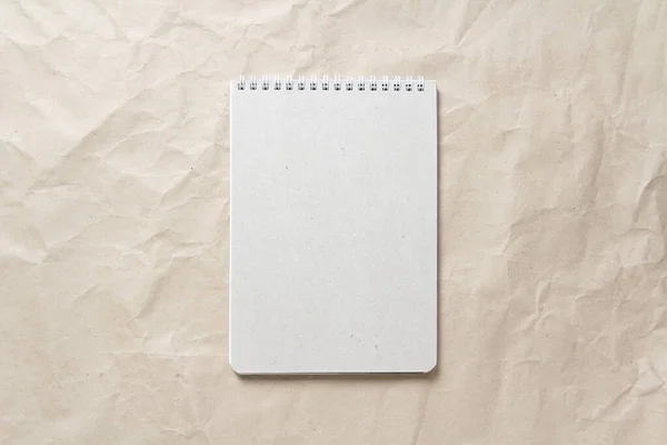 Harmaa Notepad Valkoinen Kierretty Keväällä Taustalla Beige Rypistynyt Veneet Paperia — kuvapankkivalokuva