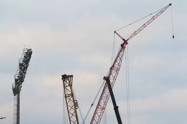 Grúa Torre Trabaja Sitio Construcción Contra Cielo Azul Del Invierno —  Fotos de Stock