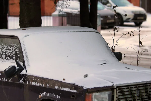 俄罗斯古旧的深蓝色Zhiguli车在一层雪之下 高质量的照片 — 图库照片