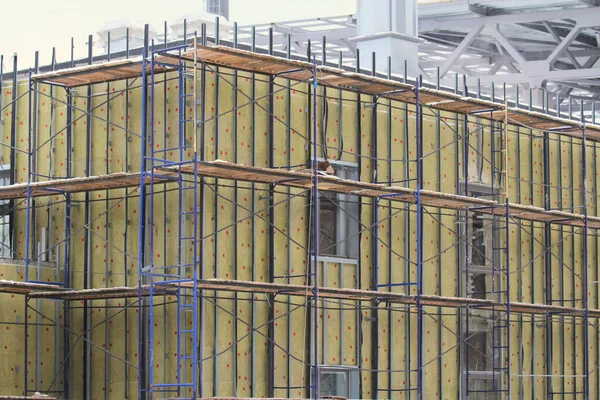 Gerüste Neben Der Betonwand Eines Bau Befindlichen Gebäudes Entwicklungskonzept Bauwirtschaft — Stockfoto