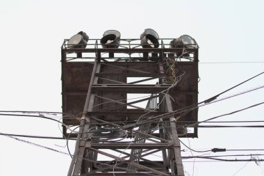 Gökyüzü arka planında spot ışıkları olan metal yapı. Metin ve tasarım için boş alanı olan stok fotoğrafı.