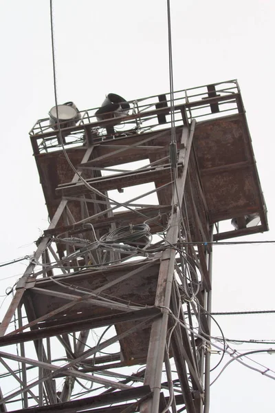 Metalen Constructie Met Spots Bovenop Wolkenlucht Achtergrond Stockfoto Met Lege — Stockfoto