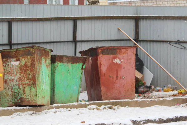 旧的生锈的街道垃圾箱 绿色和红色 废物回收概念 可回收物品 带有空白文字和设计空间的库存照片 — 图库照片