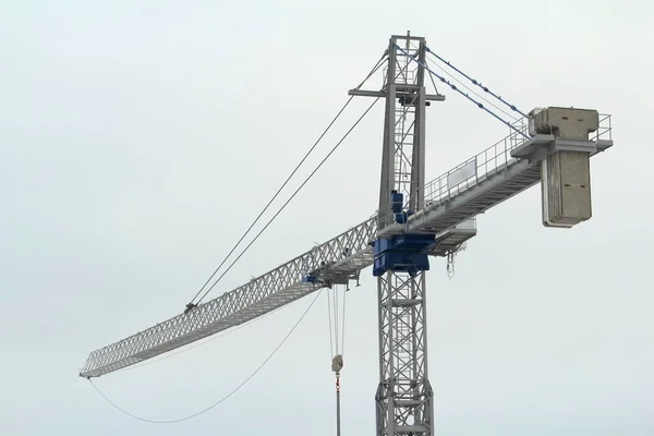 Grúa Torre Trabaja Sitio Construcción Contra Cielo Azul Del Invierno —  Fotos de Stock