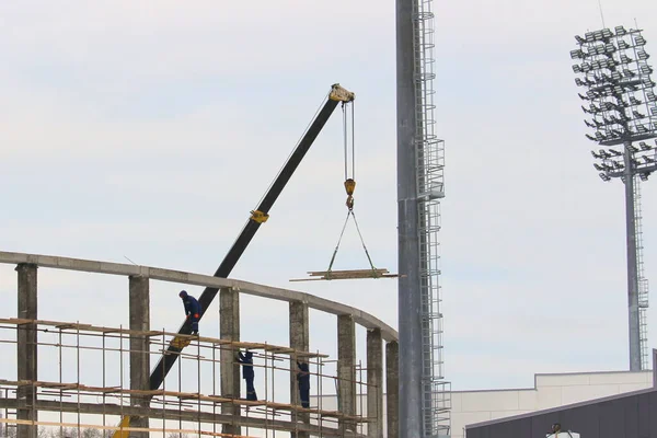 Bouwers Die Werken Een Bouwplaats Tegen Achtergrond Van Een Industrieel — Stockfoto