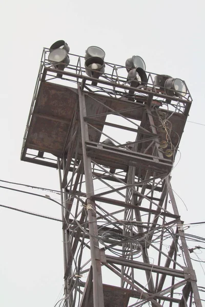 Construcción Metálica Con Proyectores Parte Superior Sobre Fondo Cielo Nuboso —  Fotos de Stock