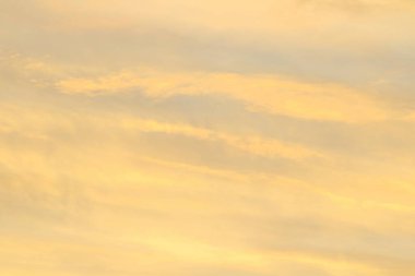 Ufkun altında güneş ve gün batımında veya şafakta güneşin aydınlattığı ateşli turuncu gökyüzünde bulutlar. Metin ve tasarım için yer.