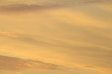 Ufkun altında güneş ve gün batımında veya şafakta güneşin aydınlattığı ateşli turuncu gökyüzünde bulutlar. Metin ve tasarım için yer.